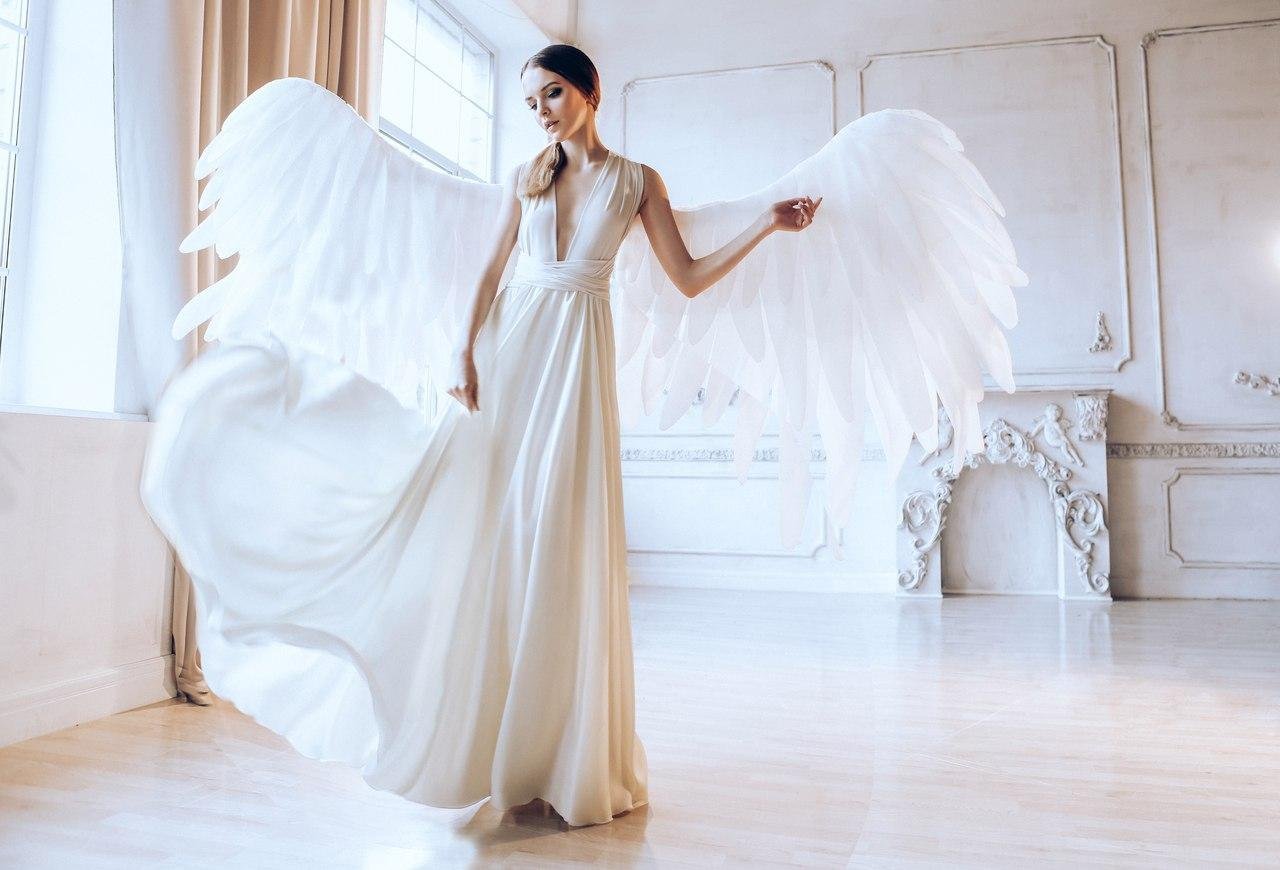 Ангел в белом платье. Свадебное платье с крыльями. Свадебное платье с крылышками. Платье с крылом.