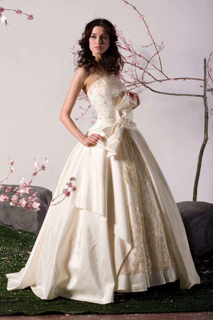 Нежное свадебное платье в цветах