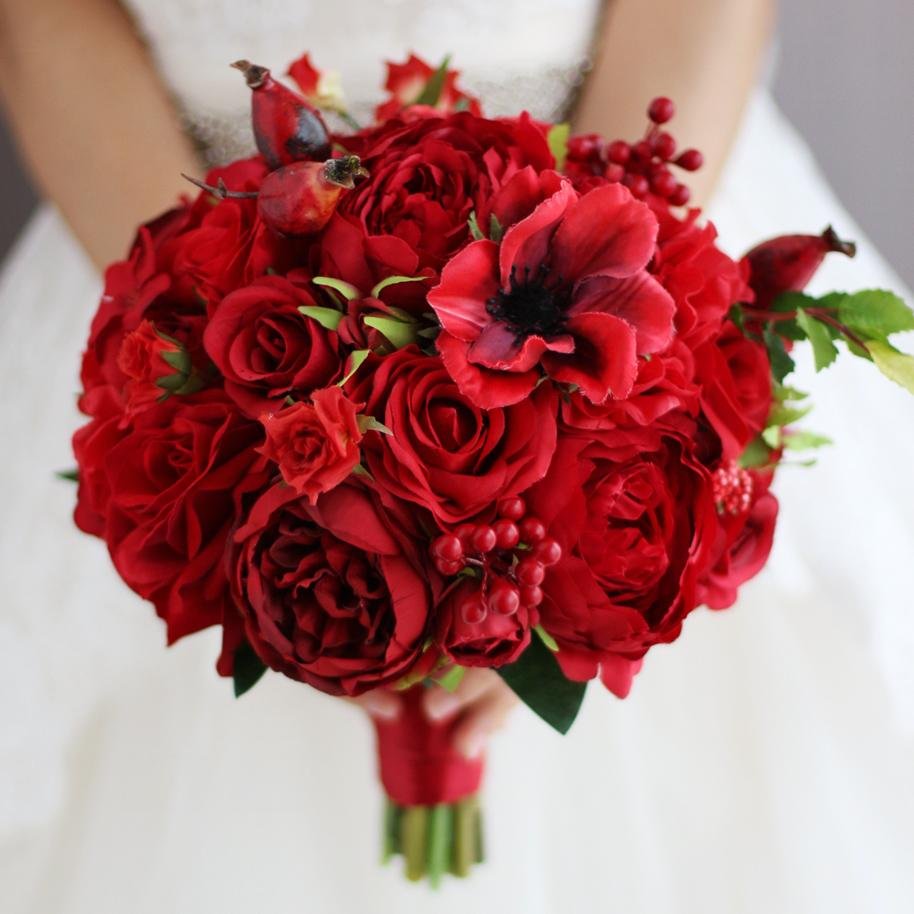Букет невесты пионовидные розы бордо