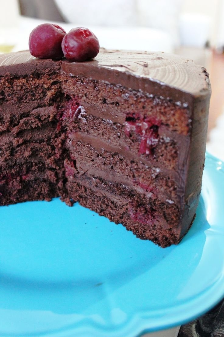 Шоколадный торт с вишней разрез
