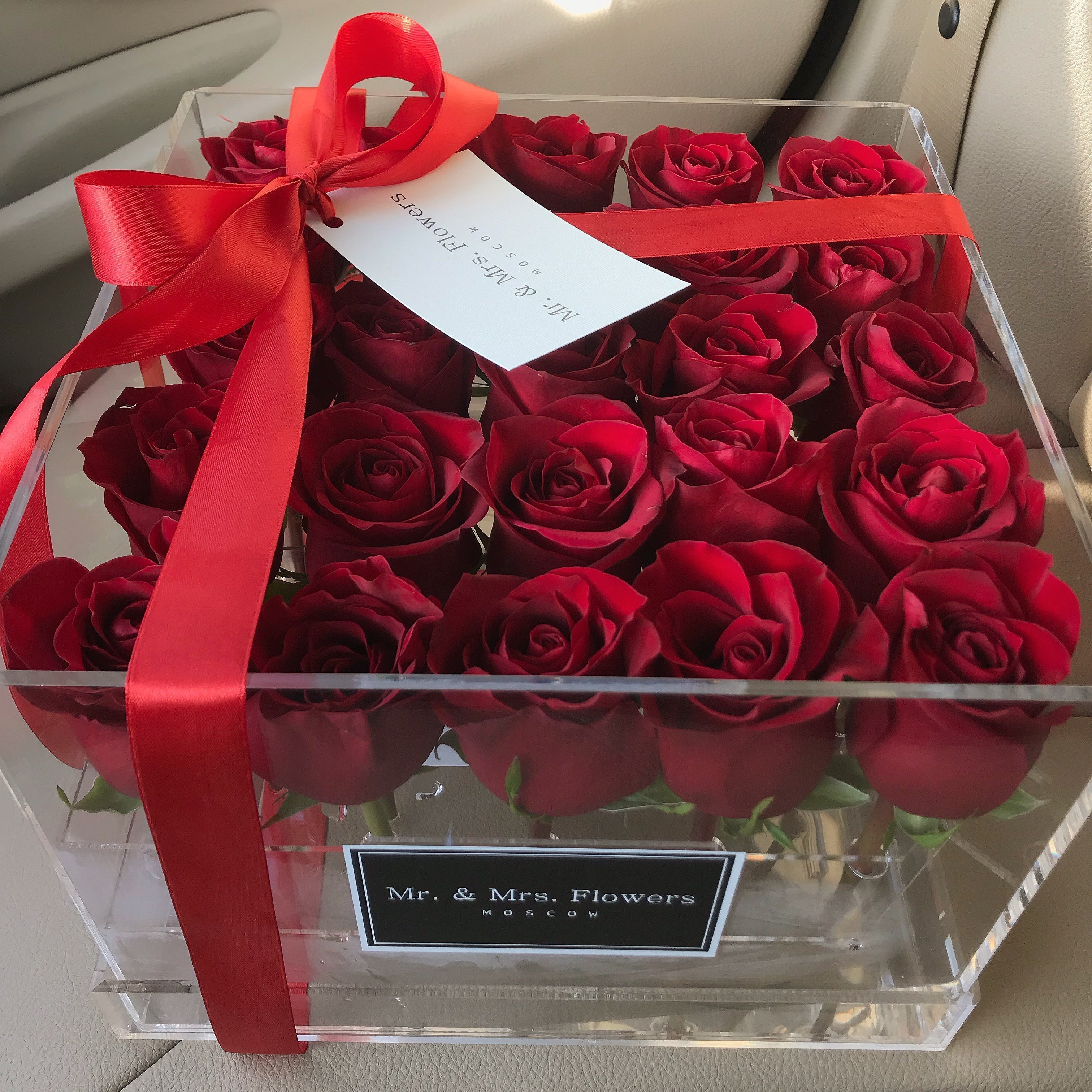 Подарки на день рождения 20 лет девушке. Розы в коробке. Красивые коробки с цветами. Подарок девушке на день рождения. Красивые букеты роз с подарками.