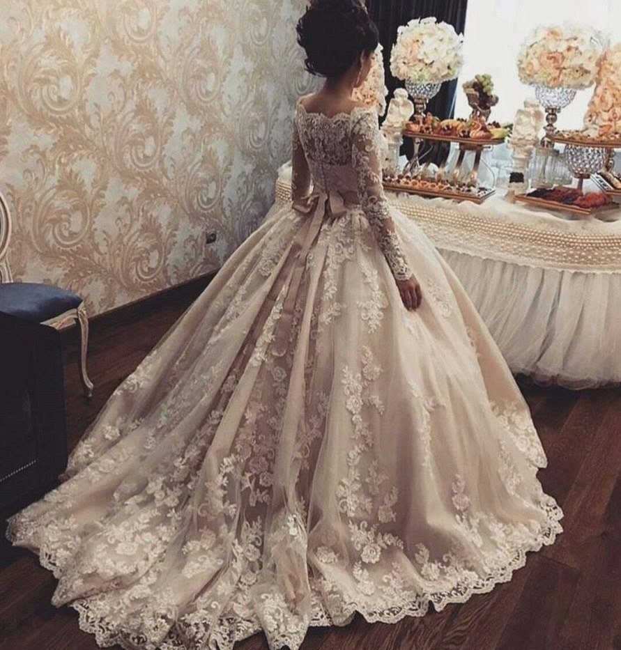 Свадебное платье с корсетом и пышной юбкой