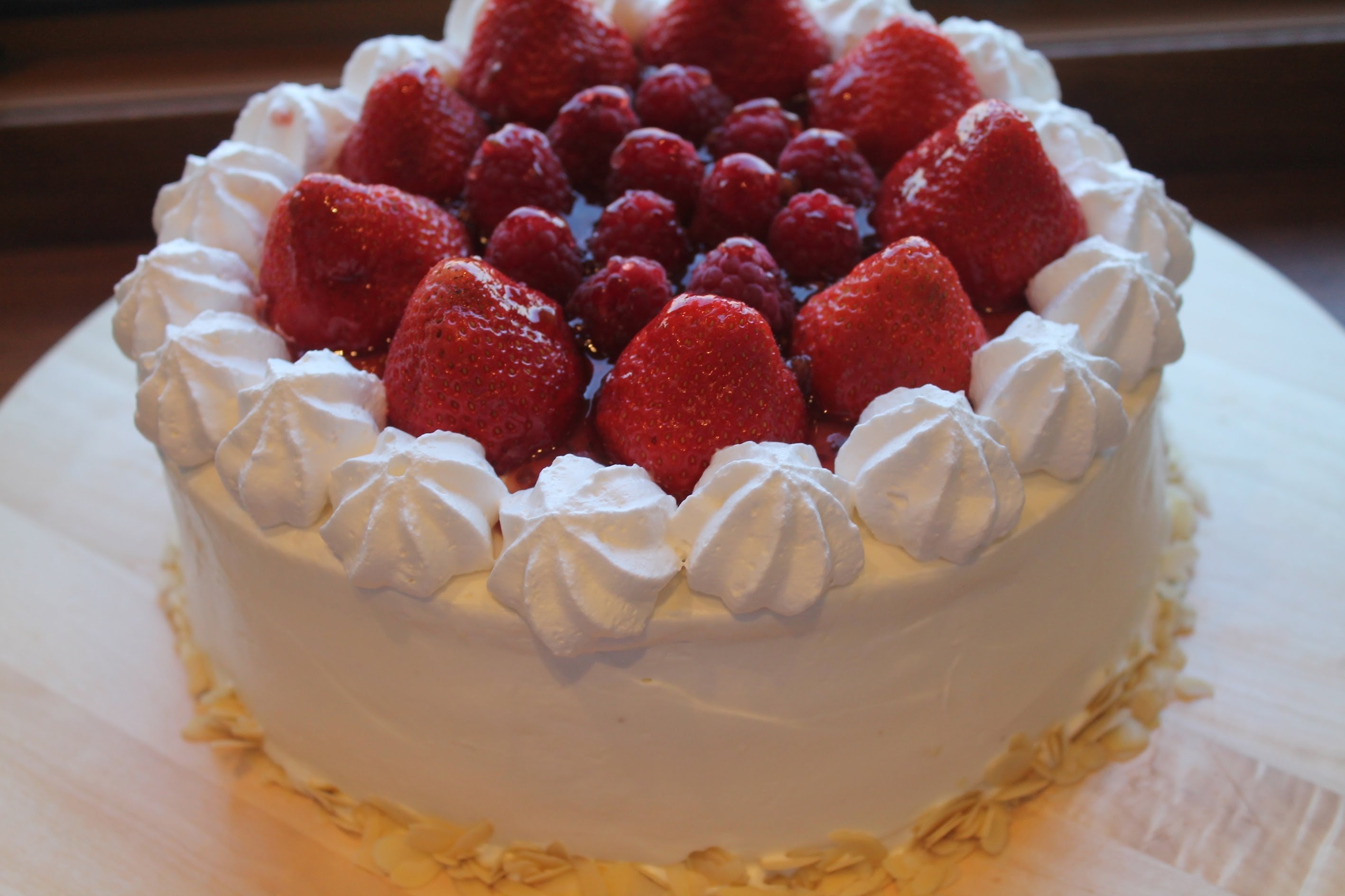 Крем чиз для бисквитного. Красивые торты. Украшение торта ягодами. Крем для торта. Украшение торта взбитыми сливками.