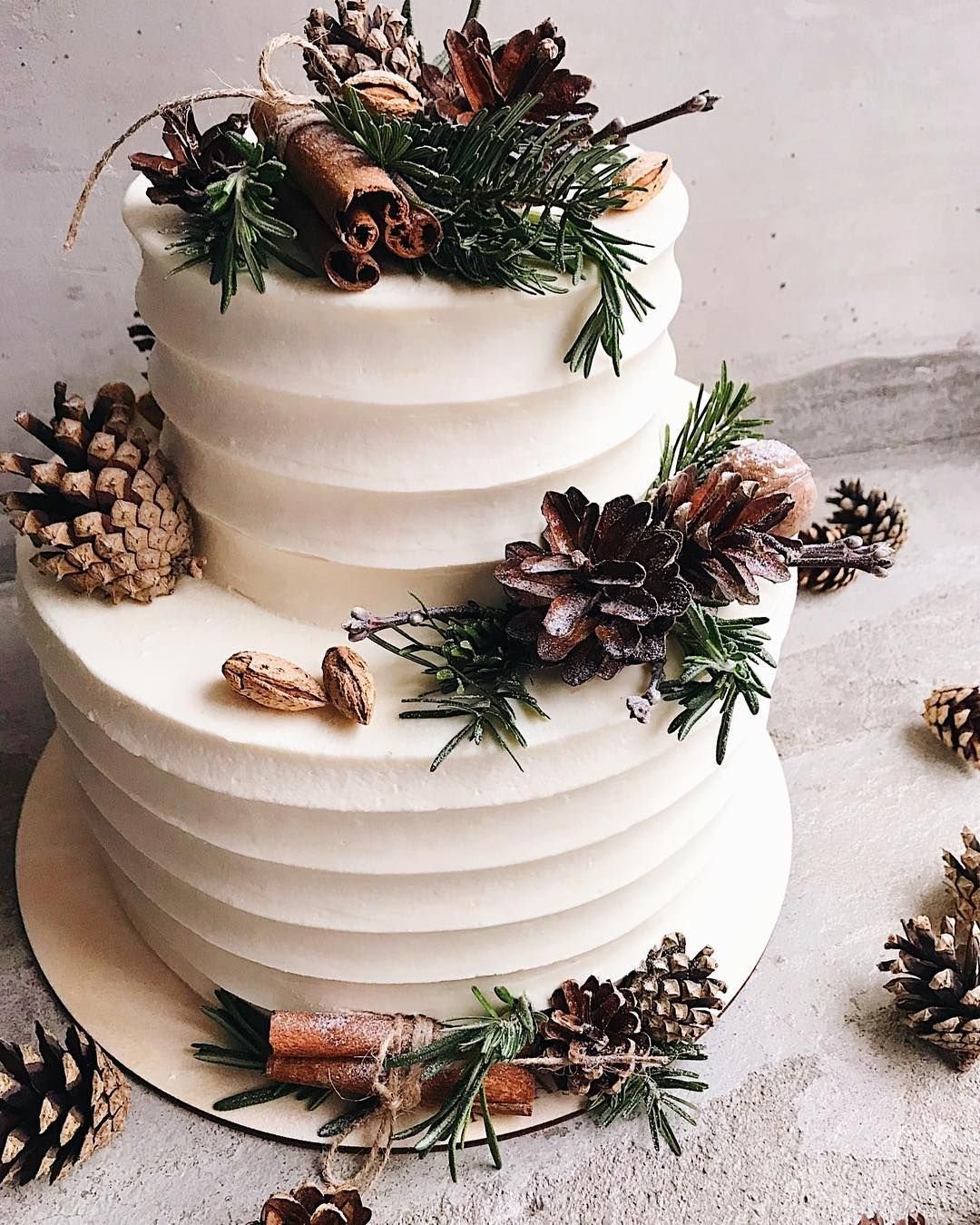 Зимние торты рецепты. Укращение новогодгих тлотов. Зимнее украшение торта. Украшение новогоднего торта. Зимний свадебный торт.