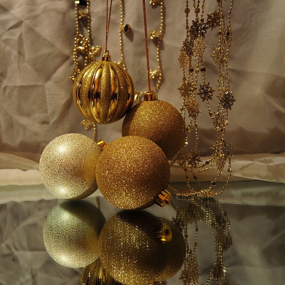 Золотые шары на елку