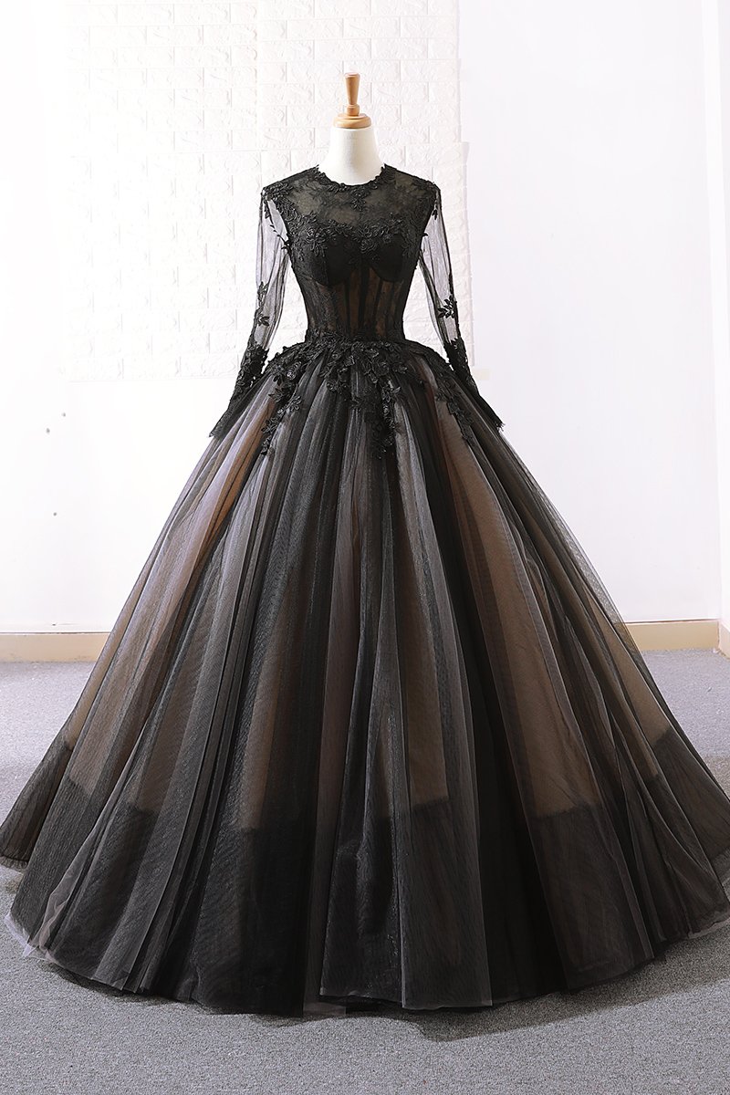 Чёрное бальное платье с пышными рукавами