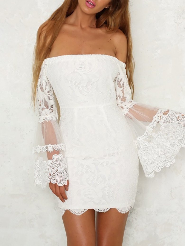 Кружевное белое платье с открытыми плечами