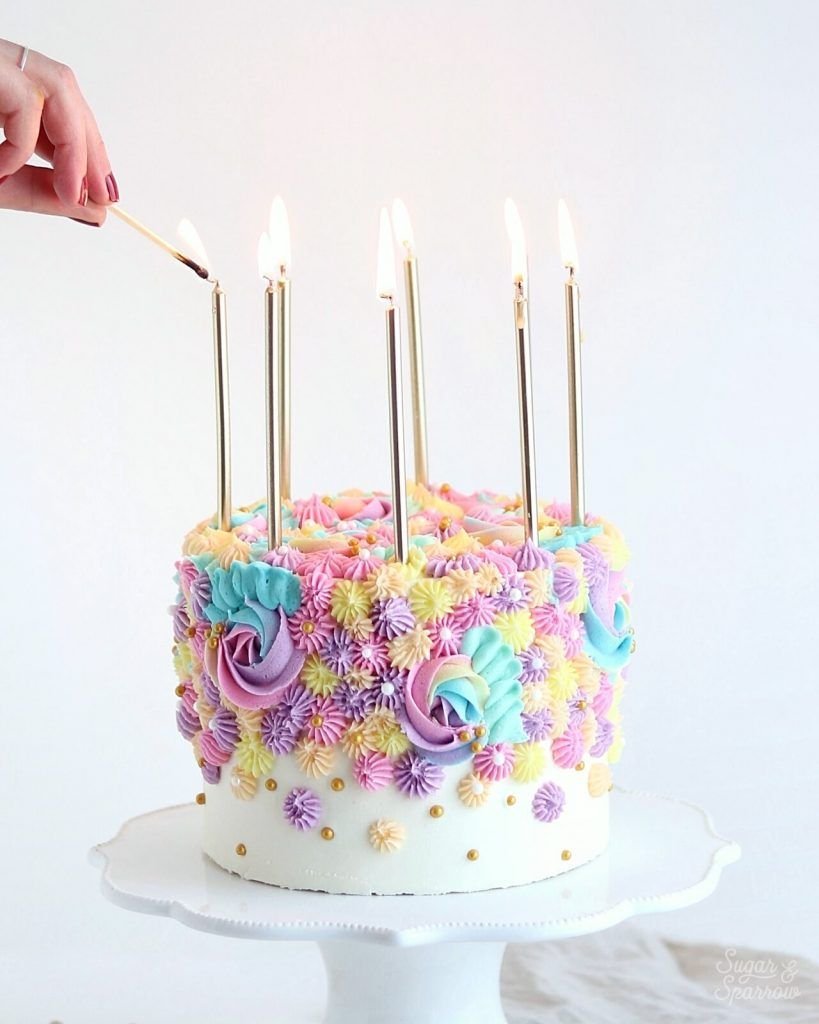 Праздничный торт со свечами
