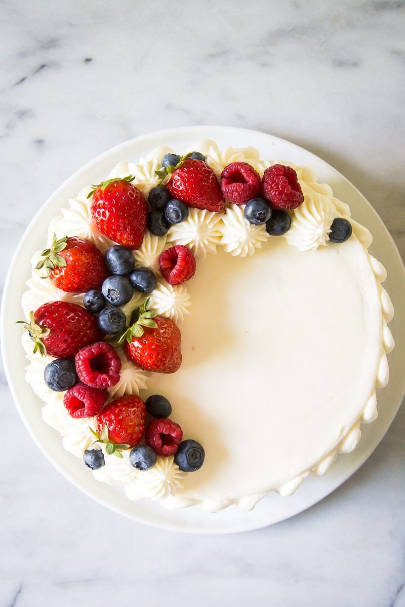Украшение торта свежими фруктами и ягодами