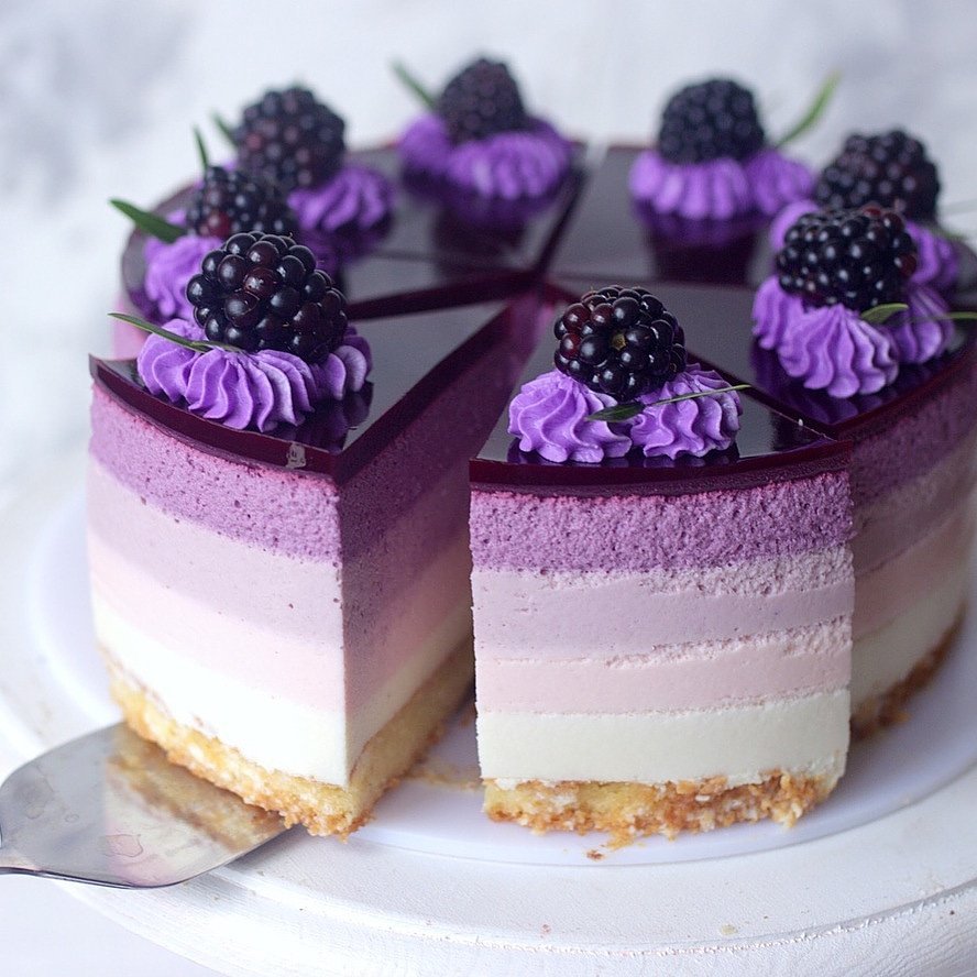 Фиолетовый торт с цветами живыми