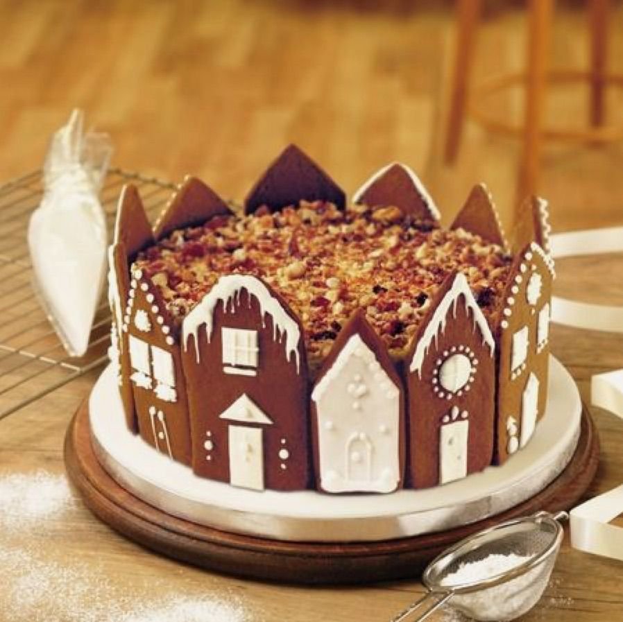 Торт украшенный пряничными домиками