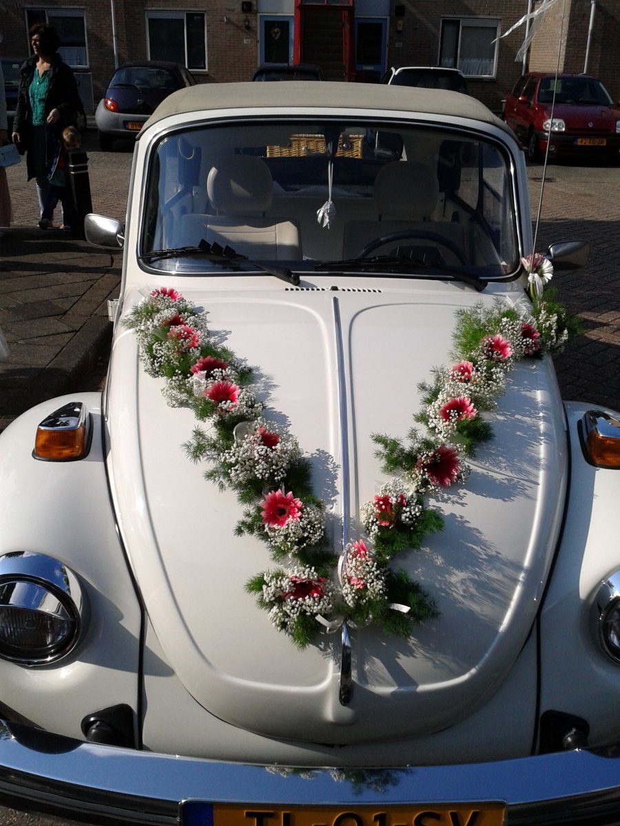 Свадебные украшения на ретро автомобиле