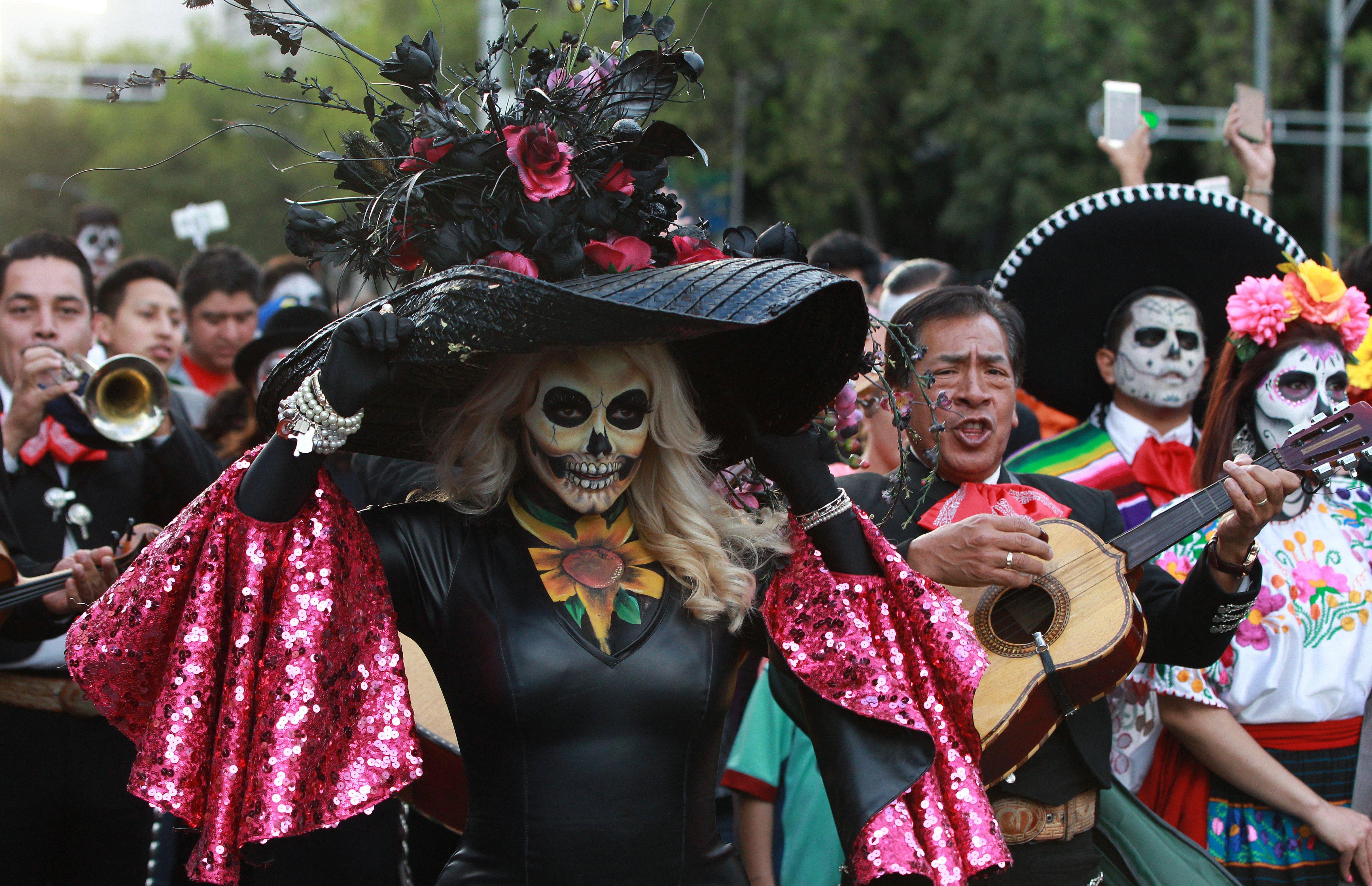 Актуальность дня мертвых. Санта Муэрте Мексика карнавал. Диа де Лос Муэртос — день мертвых в Мексике. Фестиваль день мертвых в Мексике.
