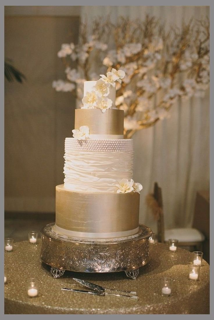Свадебный торт с золотыми бабочками