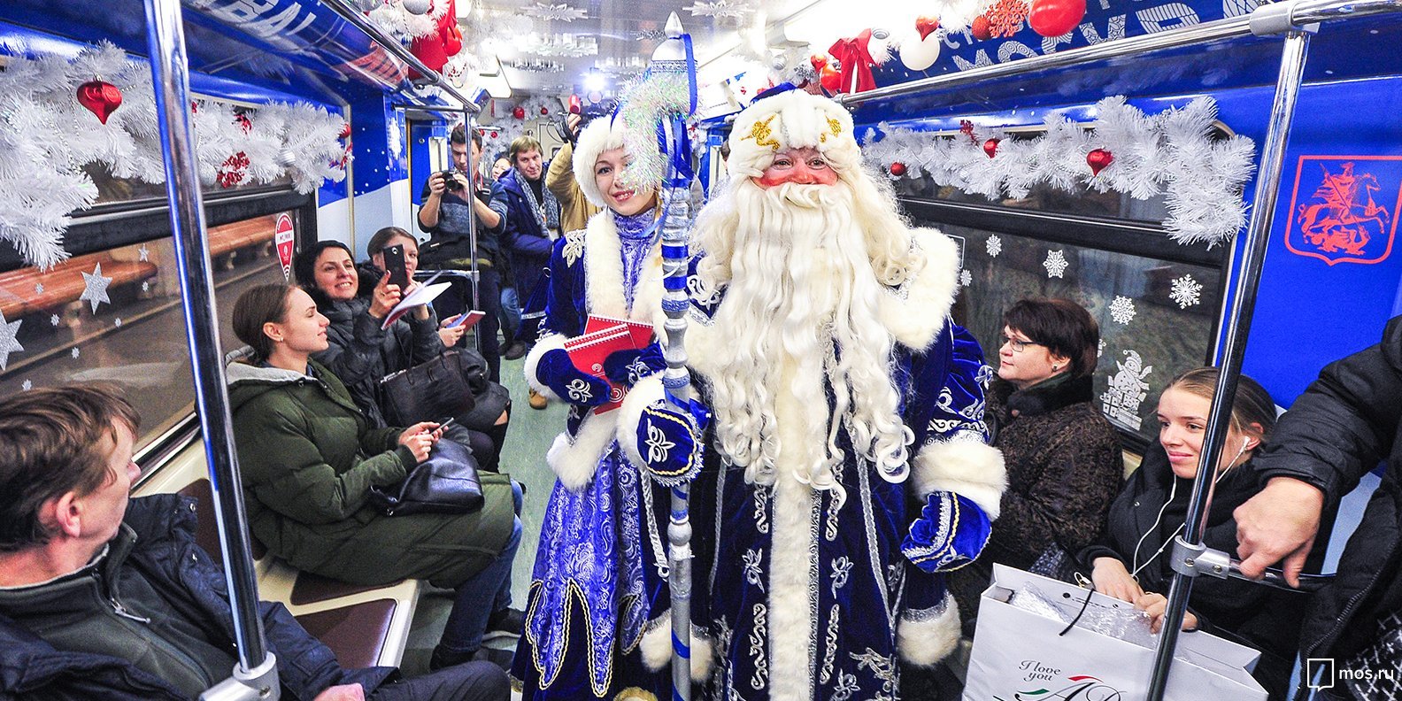 Метро в праздники москве. Метро новый год. Дед Мороз в метро. Дед Мороз в метро Москва. Метро поезд Деда Мороза.