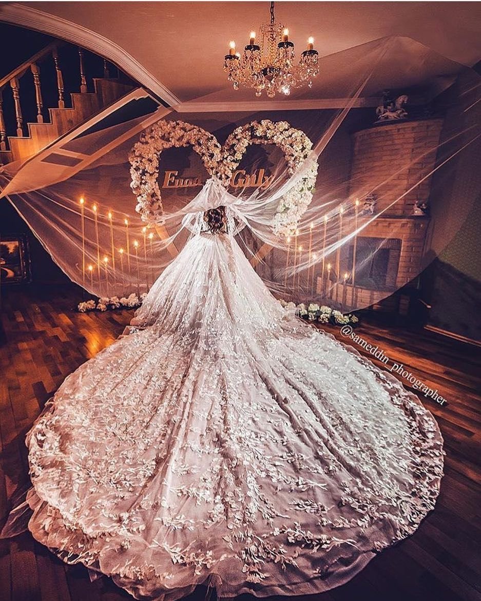 Невеста в самом пышном платье