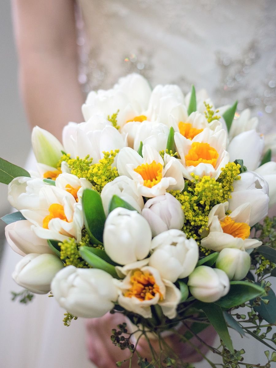 Свадебный букет невесты из белых тюльпанов