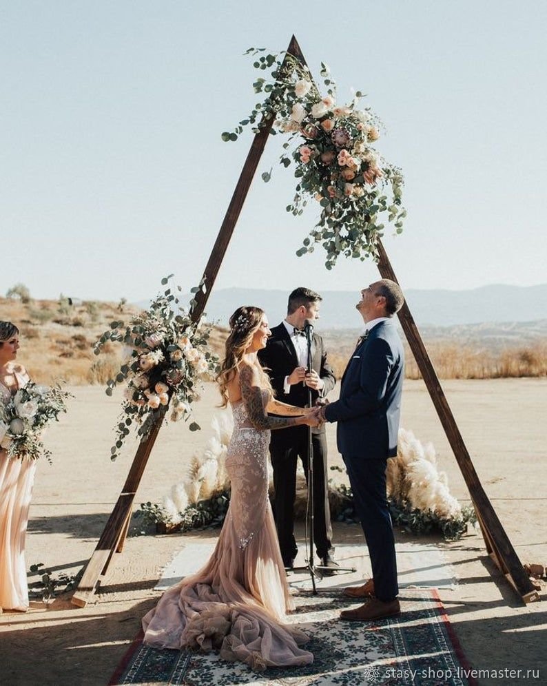 Треугольная деревянная арка на свадьбу