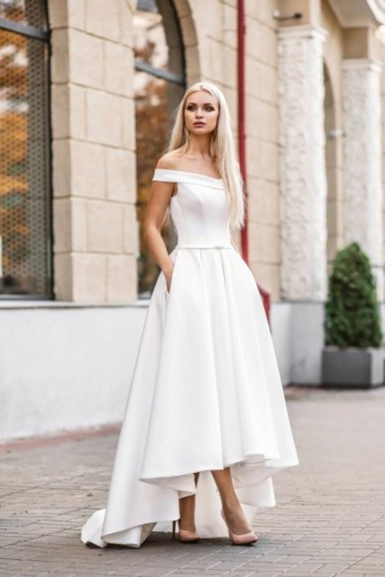 Белое вечернее платье с баской