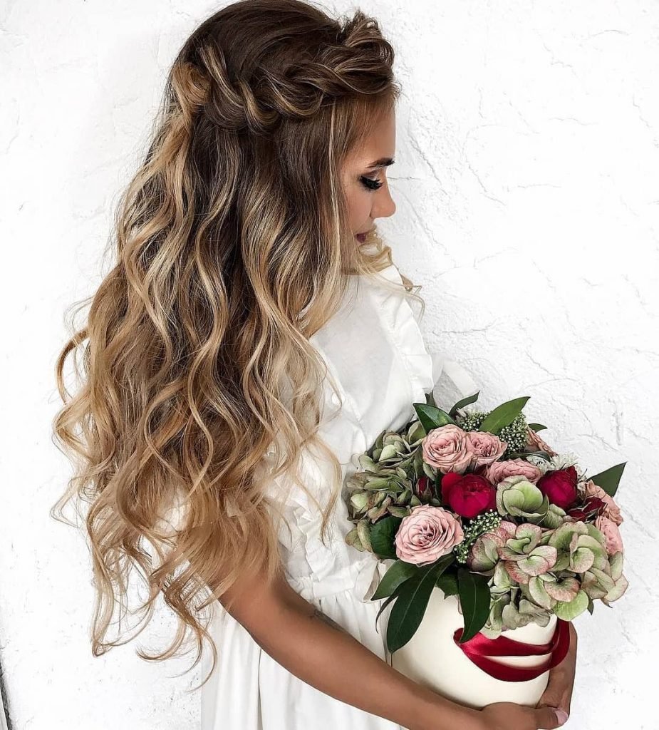 Прическа с цветами в волосах