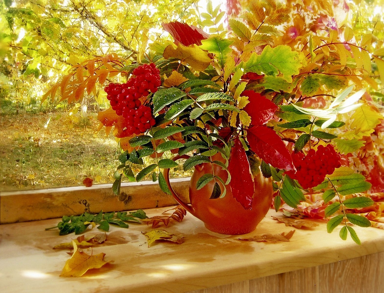 Было чудное осеннее утро. Осенний букет. Осенний букет в вазе. Осенние цветы на окне. Осенний букет с рябиной.