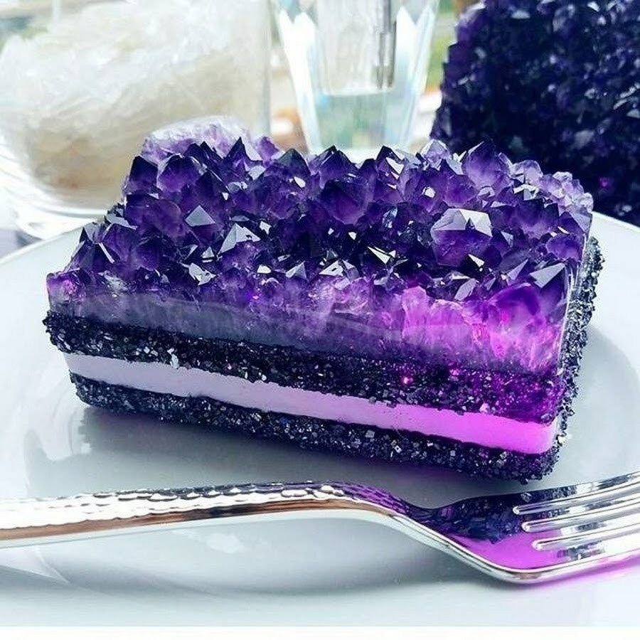 Торт с сахарными кристаллами