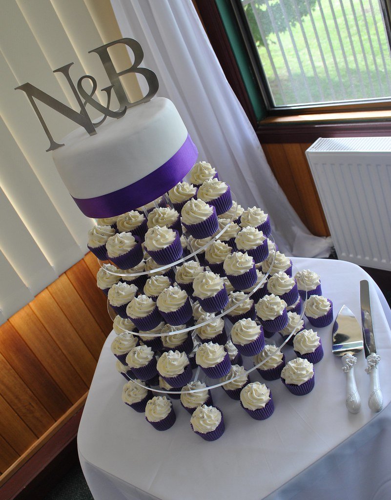 Торт свадебный фиолетовый из капкейков
