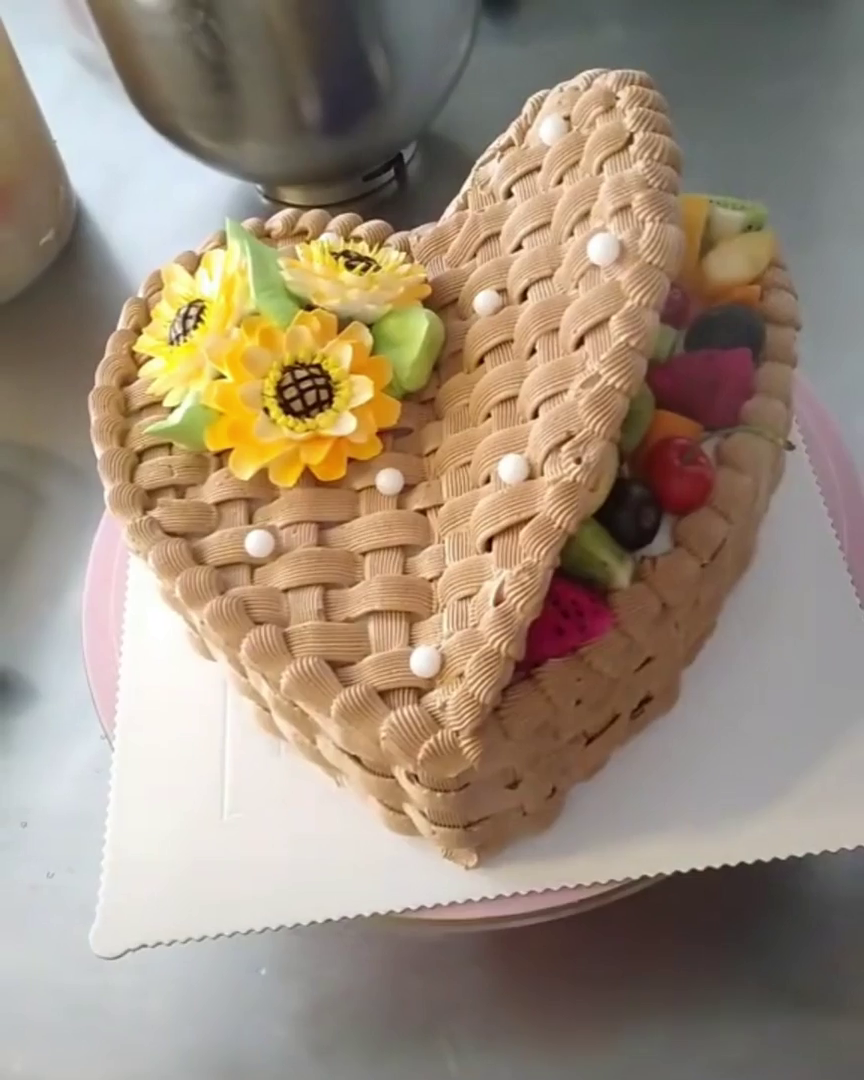 Торт украшенный венком цветов из крема