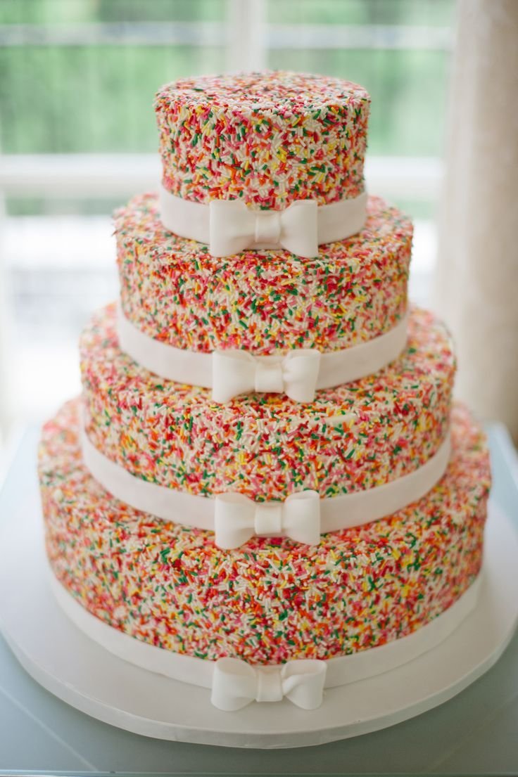Креативный свадебный торт двухъярусный