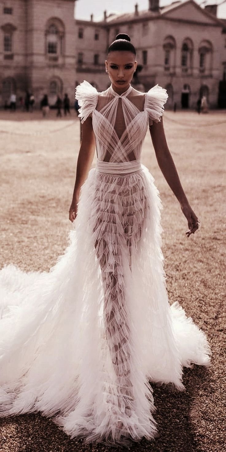 Кьяра Ферраньи в свадебном платье проновиас