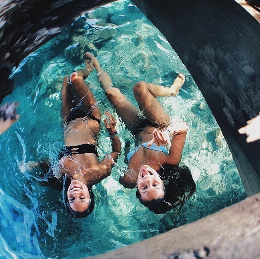 Фотосессия подруг в бассейне