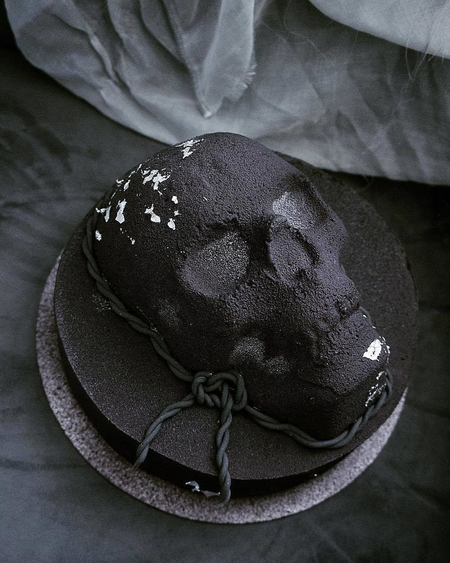 Торт с черными черепушками