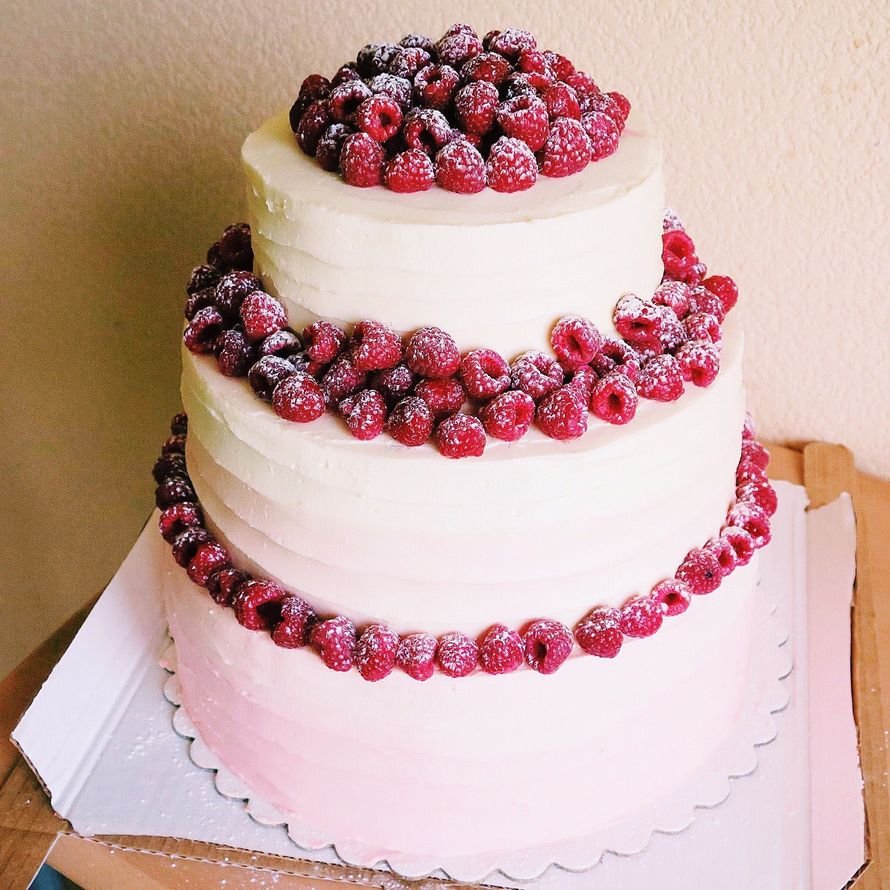 Свадебный торт с клубникой трехъярусный