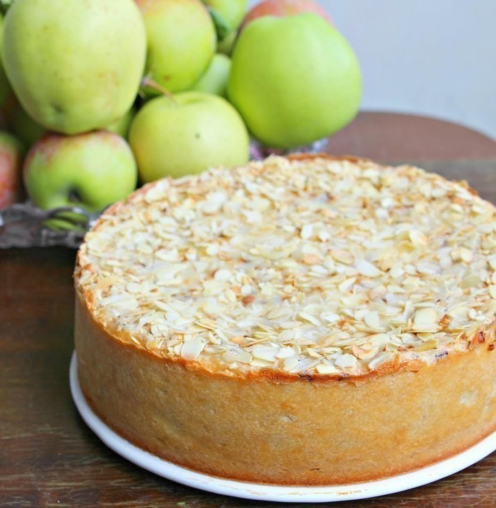 Тесто творог яблоки в духовке. Яблочно твороженный пирог. Творожный пирог с яблоками. Яблочный пирог торт. Яблочный пирог с творогом.