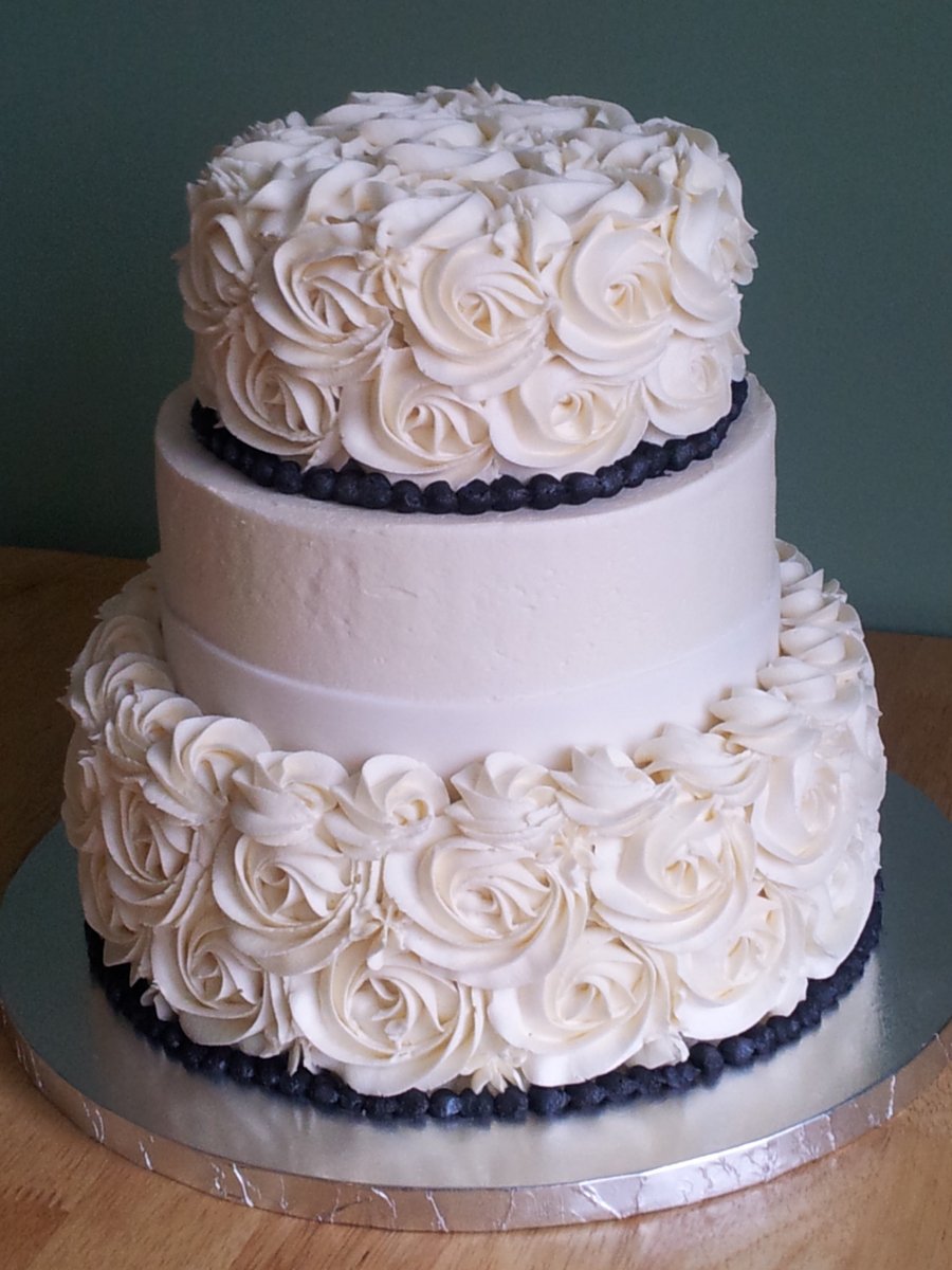 Свадебный торт с кремовыми розами