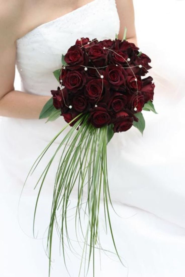 Свадебный букет из бордовых роз