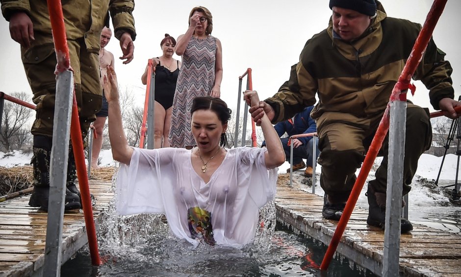 Купание в проруби на крещение девушки