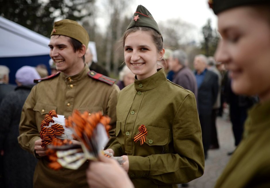 Люди с георгиевскими ленточками