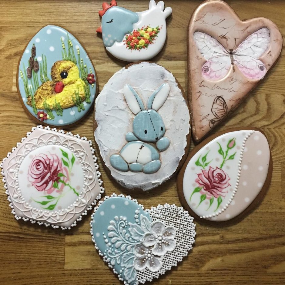 Кулич украшенный гипсофилой