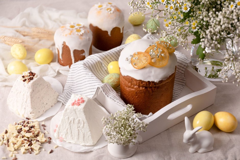 Разноцветные куличи