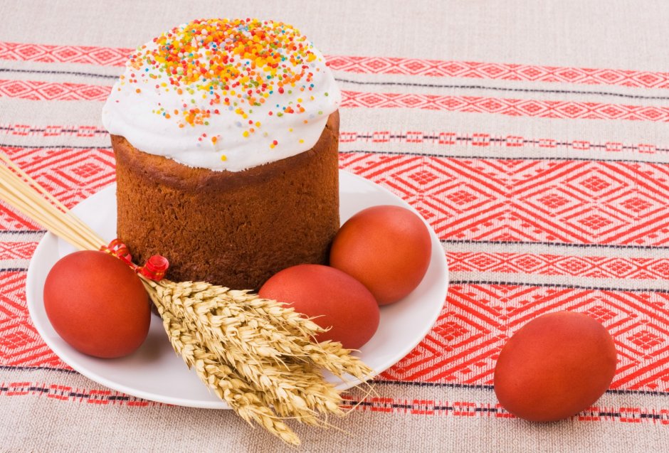 Пасхальные яйца и куличи