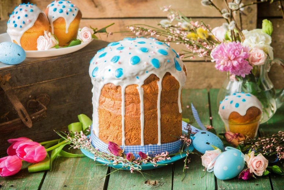 Пасхальные яйца и куличи