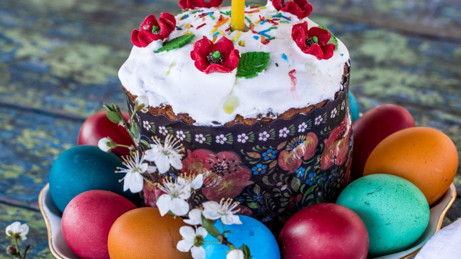 Пасхальные яйца и куличи