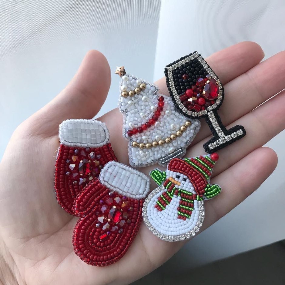 Брошь из бисера собака