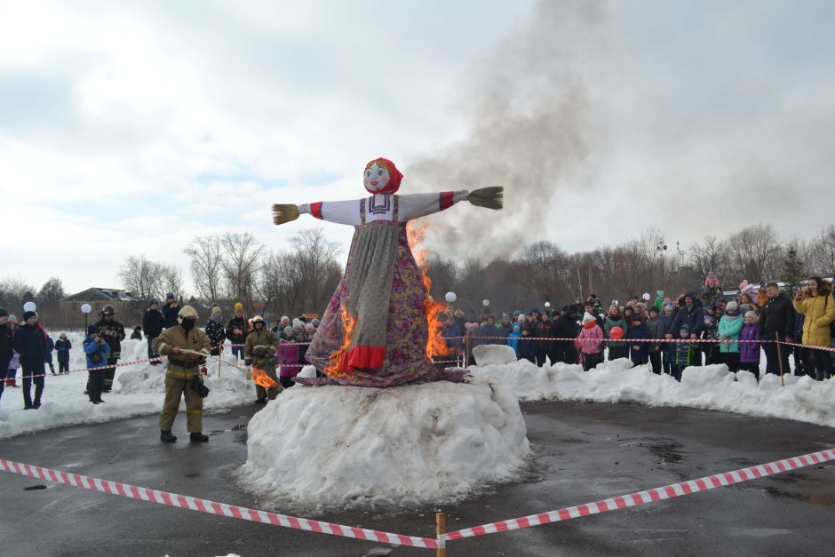 Блинчики с икрой и чаем
