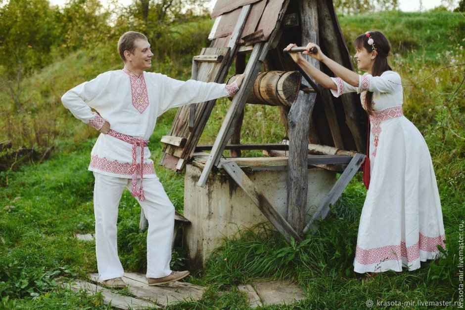 Девушка и юноша в русских народных костюмах