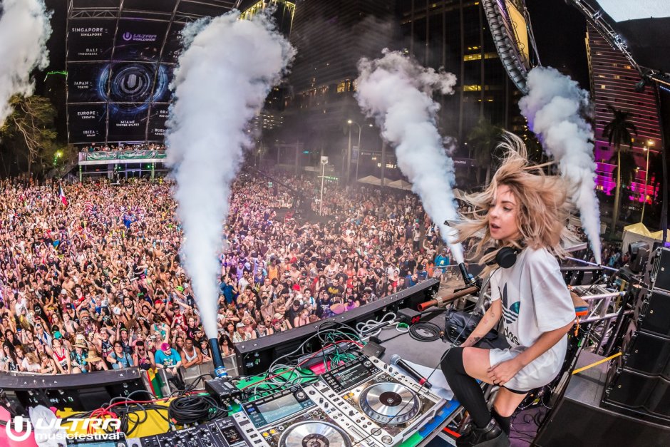 Tomorrowland бабочка