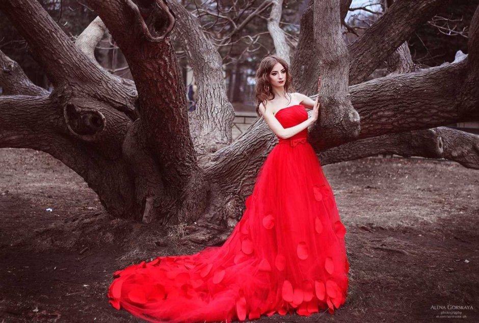 Короткое свадебное платье с красным поясом