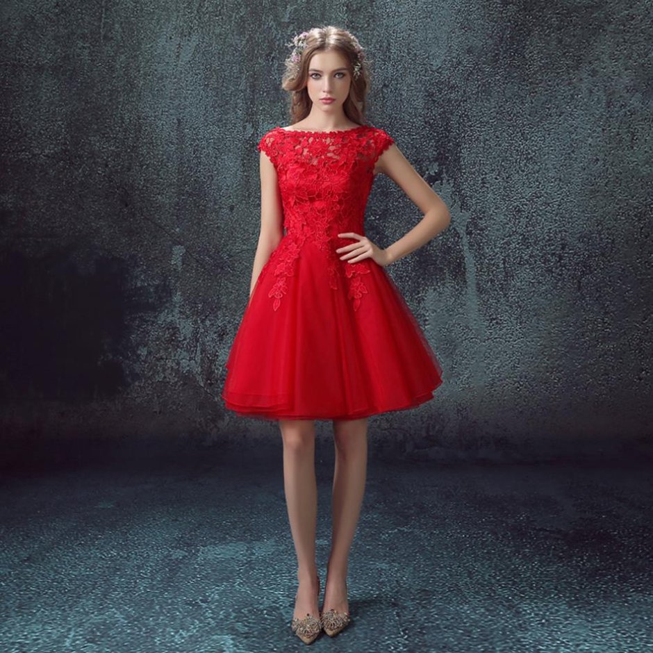 Короткое красное платье с пышной юбкой