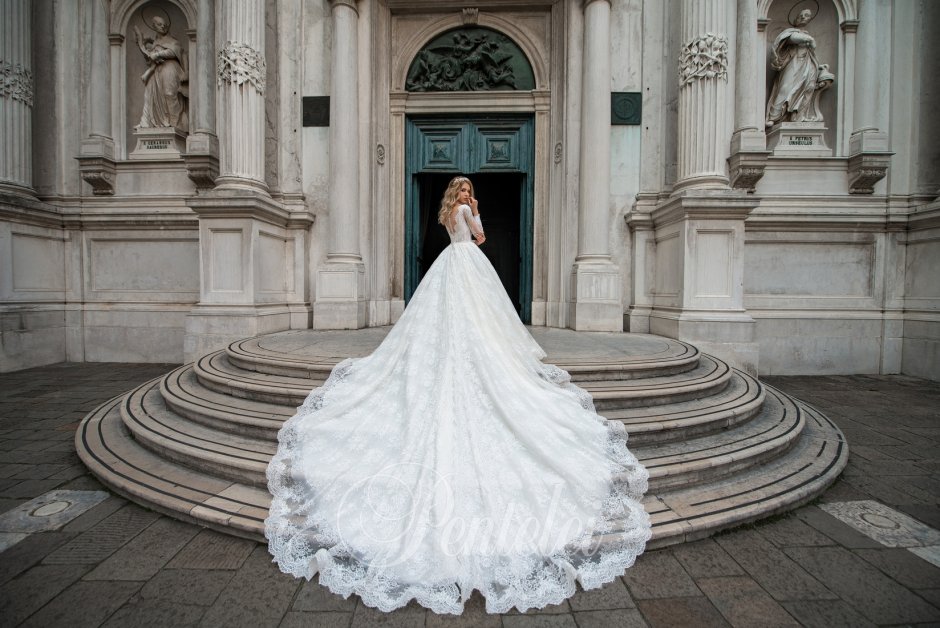 Невеста в узком платье с длинным шлейфом